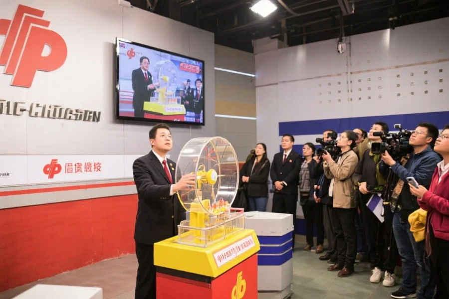 开奖大厅内，公证员与媒体代表认真观察摇奖过程，墙上显示大屏实时播放摇奖情况
